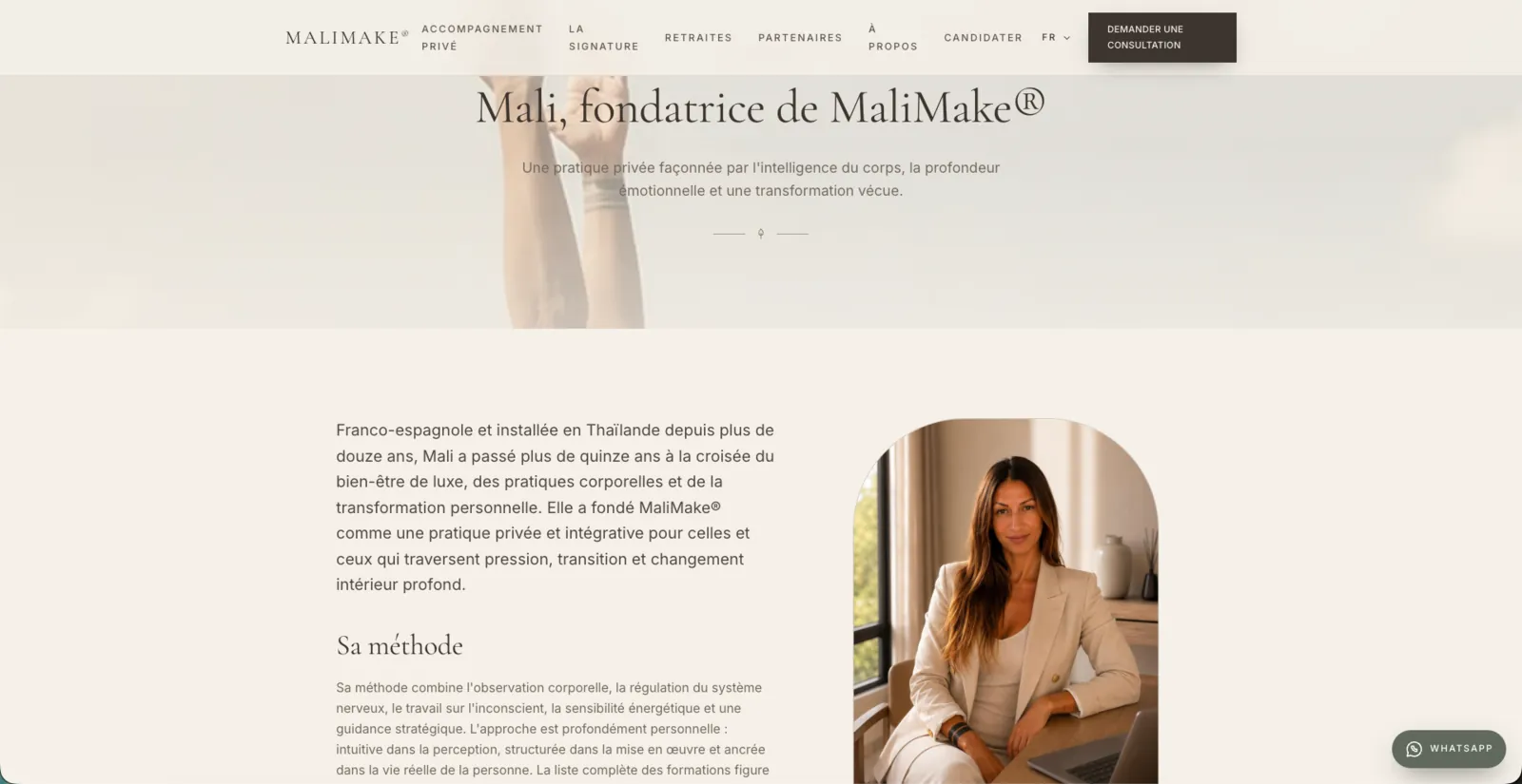 A content page in French, with the same brand mark and the same navigation translated, and the language control now reading FR.